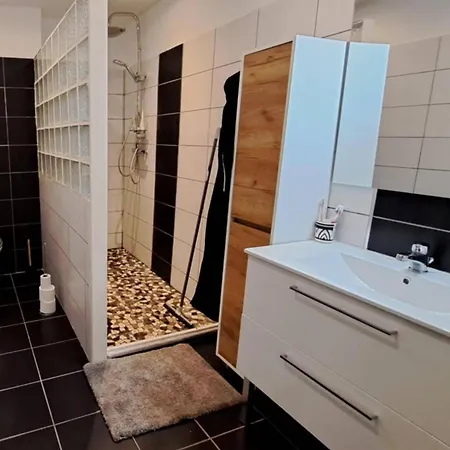 Semesterbostad Maison De Village A Avec Ascenseur Et Terrasse Tropezienne - Fr-1-326-850